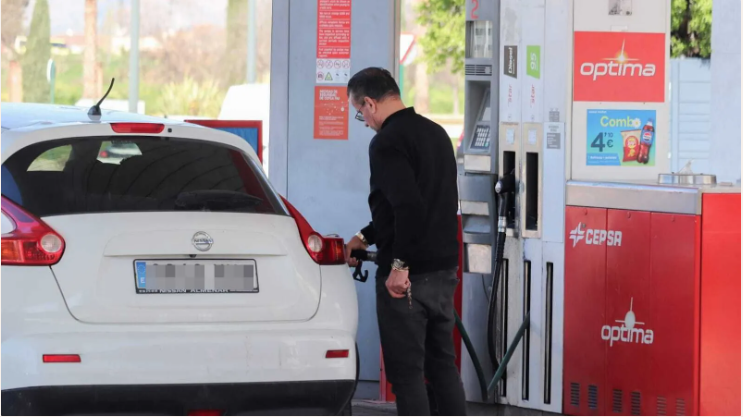Un conductor suministra combustible a su coche en plena escalada del precio de los carburantes.