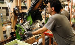 Un operario manipula una máquina en un factoría de automóviles en Andalucía.